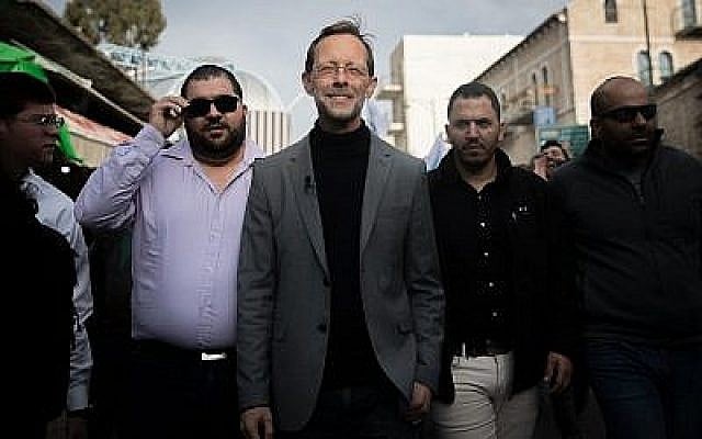 Moshe Feiglin en campagne au marché Mahane Yehuda de Jérusalem, le 4 avril 2019 (Crédit :  Yonatan Sindel / Flash90)