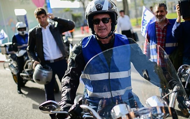 Le chef du parti Kakhol lavan Benny Gantz sur une moto durant sa campagne à Tel Aviv, le 7 avril 2019. (Crédit : Tomer Neuberg/Flash90)
