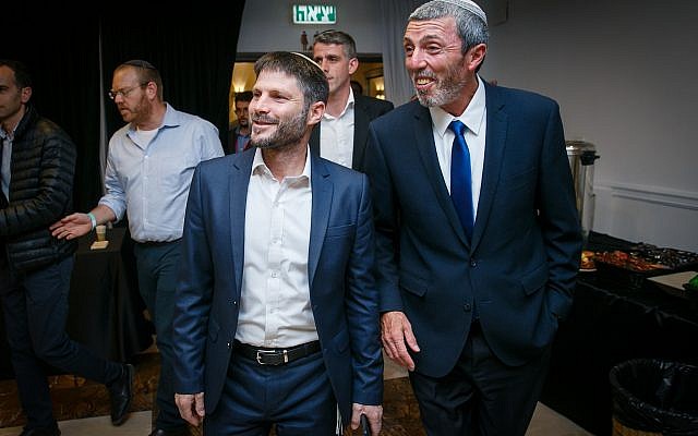 Le dirigeant de l'Union des partis de droite Rafi Peretz (à droite) et le député Bezalel Smotrich sont accueillis par des partisans au siège du parti, le 9 avril 2019. (Flash90) Le dirigeant de l'Union des partis de droite Rafi Peretz (à droite) et le député Bezalel Smotrich sont accueillis par des partisans au siège du parti, le 9 avril 2019. (Flash90)