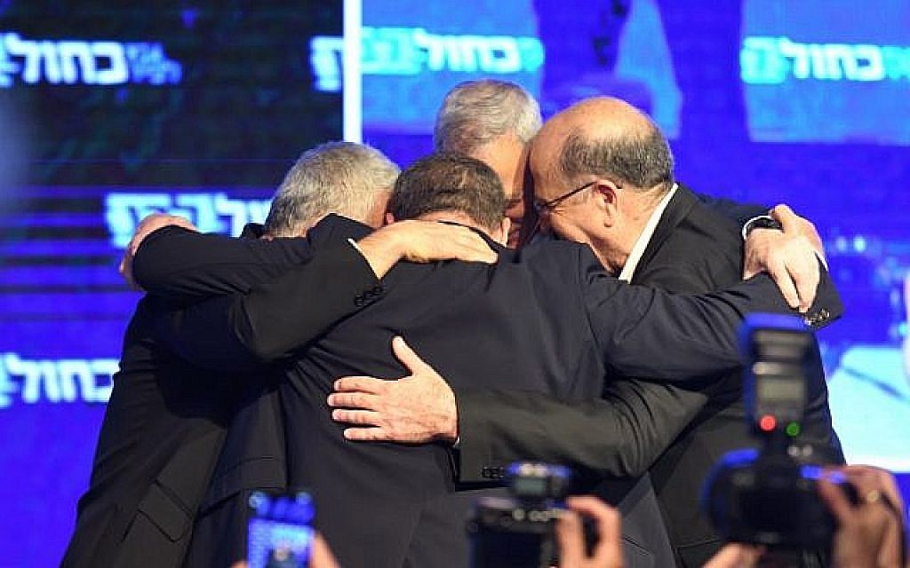 Benny Gantz, président du parti Kakhol lavan, rejoint les chefs de parti après la publication des premiers résultats lors des élections générales au siège du parti à Tel-Aviv, le 9 avril 2019 (Crédit : Gili Yaari / Flash90).