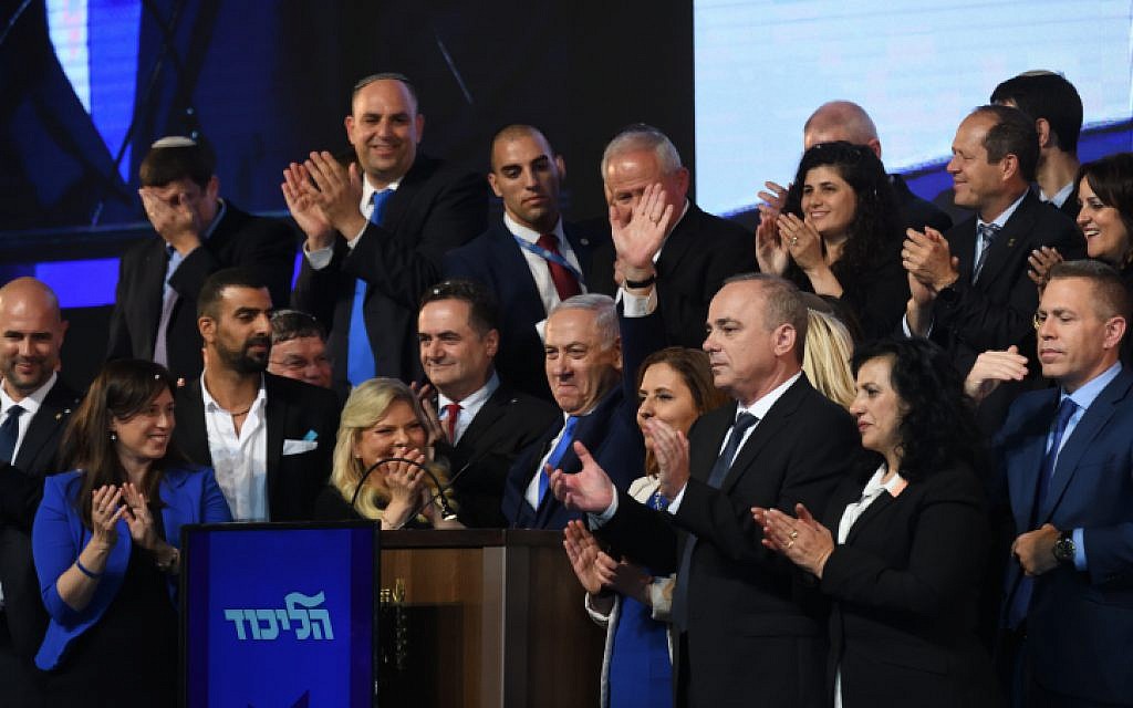 Le Premier ministre Benjamin Netanyahu, aux côtés de candidats du Likud et de députés, assiste à un événement alors que les résultats des élections législatives israéliennes sont annoncés au siège du parti à Tel Aviv, le 10 avril 2019. (Crédit : Gili Yaari / FLASH90)