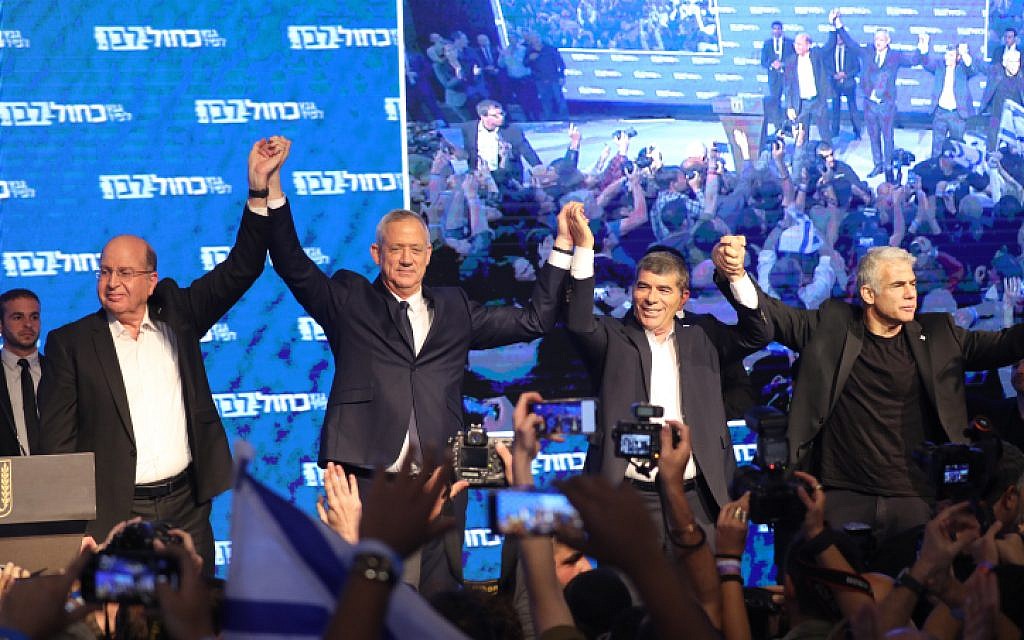 Benny Gantz (2g), le parti de Kakhol lavan, et ses principaux alliés, Moshe Yaalon, Gabi Ashkenazi et Yair Lapid, saluent leurs partisans au siège du parti à Tel Aviv à la suite de la publication des résultats du scrutin législatif (Crédit : Hadas Parush / FLASH90)