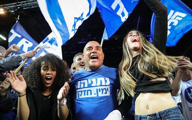 Des militants du Likud fêtent la victoire du parti à l'annonce des résultats des élections aux quartiers généraux du Likud à Tel Aviv, le 9 avril 2019. (Crédit : Noam Revkin Fenton/FLASH90) Des militants du Likud fêtent la victoire du parti à l'annonce des résultats des élections aux quartiers généraux du Likud à Tel Aviv, le 9 avril 2019. (Crédit : Noam Revkin Fenton/FLASH90)
