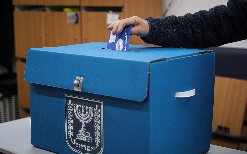 Un citoyen dépose son bulletin de vote dans l'urne d'un bureau de vote de Jérusalem, durant les élections législatives pour la 21e Knesset, le 9 avril 2019. (Crédit : Yonatan Sindel/Flash90)