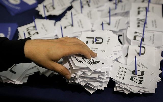 Des responsables dépouilles les votes des soldats et des diplomates, au lendemain des élections, le 10 avril 2019. (Crédit : Noam Revkin Fenton/Flash90) Des responsables dépouilles les votes des soldats et des diplomates, au lendemain des élections, le 10 avril 2019. (Crédit : Noam Revkin Fenton/Flash90)