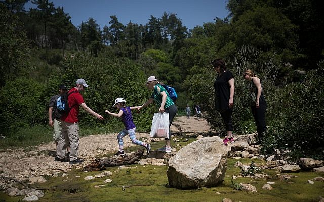 Des Israéliens en randonnée dans la réserve naturelle des montagnes du Carmel près de Haïfa, dans le nord du pays, le 26 avril 2019 (Crédit :Hadas Parush/Flash90)