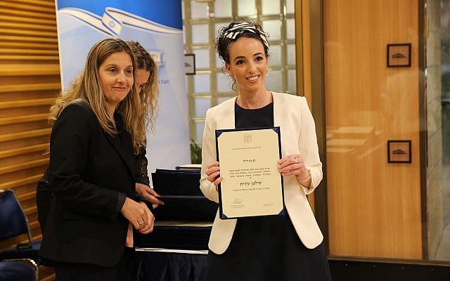 Idit Silman de l'Union des partis de droite reçoit son certificat de félicitation pour son élection à la 21ème Knesset, le 30 avril 2019 (Autorisation : Knesset) Idit Silman de l'Union des partis de droite reçoit son certificat de félicitation pour son élection à la 21ème Knesset, le 30 avril 2019 (Autorisation : Knesset)