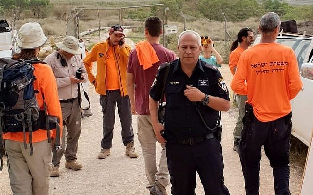 La police et une équipe de bénévoles durant les recherches pour un randonneur porté-disparu de Naplouse, en Cisjordanie, le 30 mars 2019 (Crédit : Police israélienne)
