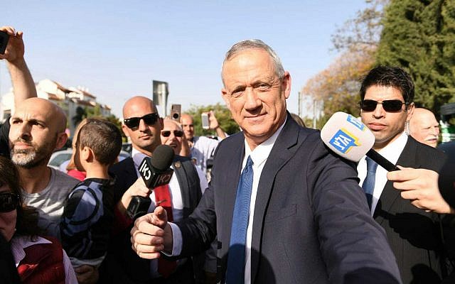 Le chef de Kakhol lavan Benny Gantz arrive à un bureau de vote de sa ville natale de Rosh Haayi, le 9 avril 2019 (Crédit : Sraya Diamant/Kakhol lavan) Le chef de Kakhol lavan Benny Gantz arrive à un bureau de vote de sa ville natale de Rosh Haayi, le 9 avril 2019 (Crédit : Sraya Diamant/Kakhol lavan)