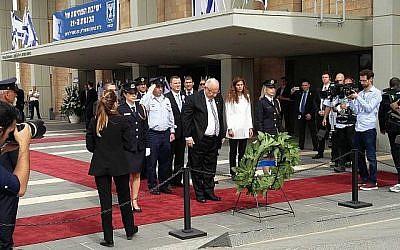 Le président Reuven Rivlin dépose une gerbe en mémoire des soldats tombés au combat à la Knesset, le 30 avril 2019. (Crédit : Raoul Wootliff/Times of Israel)