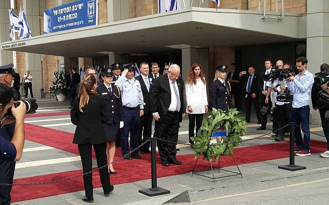 Le président Reuven Rivlin dépose une gerbe en mémoire des soldats tombés au combat à la Knesset, le 30 avril 2019. (Crédit : Raoul Wootliff/Times of Israel) Le président Reuven Rivlin dépose une gerbe en mémoire des soldats tombés au combat à la Knesset, le 30 avril 2019. (Crédit : Raoul Wootliff/Times of Israel)