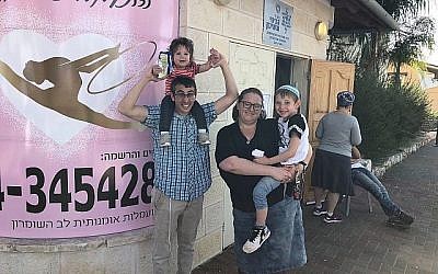 Tammy Paul, à droite, et son époux Yehoshua avec leur petite fille après avoir voté dans l'implantation de Karnei Shomron, dans le nord de la Cisjordanie, le 9 avril 2019 (Crédit :Jacob Magid/Times of Israel)