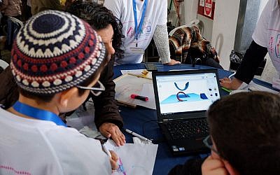 Des enfants travaillent sur un prototype avec leur équipe à 'hôpital Alyn lors du PELEthon annuel, le 2 avril 2019 (Crédit :  Federico Maccioni)