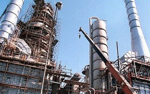 Une raffinerie pétrolière à Téhéran (Crédit : AP/file)