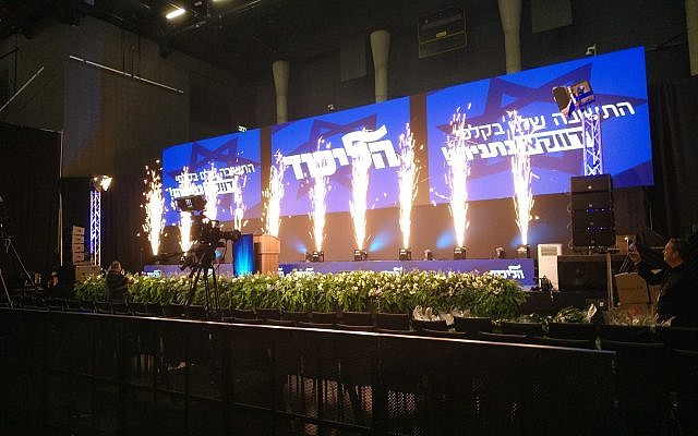Des installations pyrotechniques au Kvuzat Shlomo de Tel Aviv, où se retrouvera le Likud après les élections, cinq heures environ avant les festivités prévues pour célébrer la victoire du parti. (Crédit : Raphael Ahren/Times of Israel) Des installations pyrotechniques au Kvuzat Shlomo de Tel Aviv, où se retrouvera le Likud après les élections, cinq heures environ avant les festivités prévues pour célébrer la victoire du parti. (Crédit : Raphael Ahren/Times of Israel)