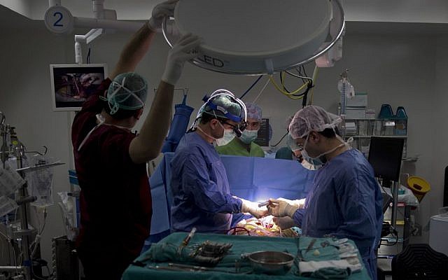 Saleem Haj-Yahia (à gauche), chirurgien cardiaque, pendant une opération à l'hôpital universitaire al-Najah à Naplouse, le 28 janvier 2018. (Crédit : AP/Majdi Mohammed) Saleem Haj-Yahia (à gauche), chirurgien cardiaque, pendant une opération à l'hôpital universitaire al-Najah à Naplouse, le 28 janvier 2018. (Crédit : AP/Majdi Mohammed)