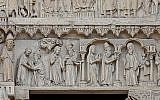 Anne et Joachim, grand-parents de Jésus, dans une frise de la façade ouest de la cathédrale Notre-Dame (Crédit : CC BY-SA Thesupermat/Wikimedia Commons)