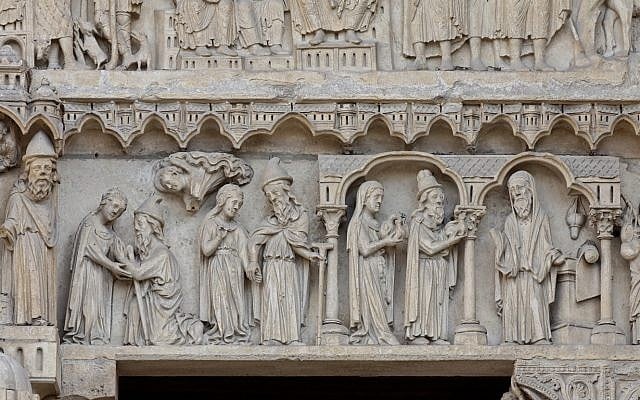Anne et Joachim, grand-parents de Jésus, dans une frise de la façade ouest de la cathédrale Notre-Dame (Crédit : CC BY-SA Thesupermat/Wikimedia Commons) Anne et Joachim, grand-parents de Jésus, dans une frise de la façade ouest de la cathédrale Notre-Dame (Crédit : CC BY-SA Thesupermat/Wikimedia Commons)