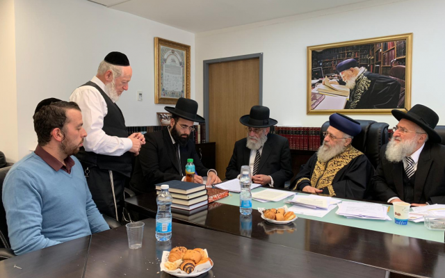 Un tribunal rabbinique réuni pour discuter du statut des épouses des victimes israéliennes du crash d'Ethiopian Airlines. (Crédit : grand rabbinat d'Israël) Un tribunal rabbinique réuni pour discuter du statut des épouses des victimes israéliennes du crash d'Ethiopian Airlines. (Crédit : grand rabbinat d'Israël)