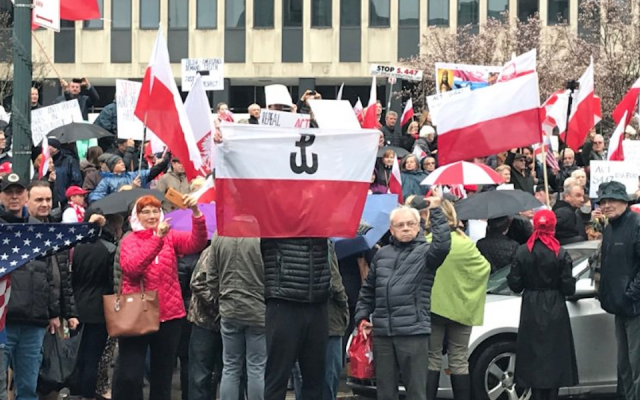 Des ressortissants polonais manifestent à New York contre une loi sur la restitution de biens saisis aux Juifs pendant la Shoah, le 31 mars 2019. (Crédit : Molly Crabapple via JTA) Des ressortissants polonais manifestent à New York contre une loi sur la restitution de biens saisis aux Juifs pendant la Shoah, le 31 mars 2019. (Crédit : Molly Crabapple via JTA)