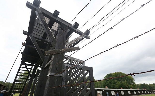 La porte principale menant à l'ancien camp de concentration nazi de Stutthof, à Sztutowo, en Pologne, le 18 juillet 2017. (AP Photo / Czarek Sokolowski)