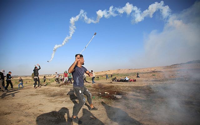 Les Palestiniens lors d'émeutes sur la frontière avec Gaza, le 12 avril 2019 (Crédit : Hassan Jedi/Flash90) Les Palestiniens lors d'émeutes sur la frontière avec Gaza, le 12 avril 2019 (Crédit : Hassan Jedi/Flash90)