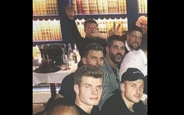 Une image Instagram qui a été depuis supprimée par Max Meyer qui semble montrer le gardien de but du Crystal Palace Wayne Hennessey , à gauche, derrière, en train de faire le salut nazi (Capture d'écran/Instagram) Une image Instagram qui a été depuis supprimée par Max Meyer qui semble montrer le gardien de but du Crystal Palace Wayne Hennessey , à gauche, derrière, en train de faire le salut nazi (Capture d'écran/Instagram)