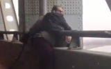 Extrait d'une vidéo de Tuli Abraham sauvant un octogénaire qui tentait de se suicider depuis un pont de New York (Capture d'écran : Twitter)