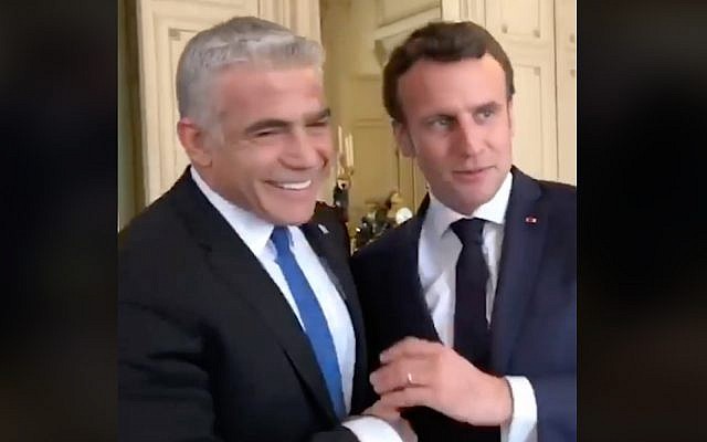 Le n°2 de Kakhol lavan Yair Lapid rencontre le président Emmanuel Macron à Paris, le 5 avril 2019. (Crédit : capture écran/Facebook) Le n°2 de Kakhol lavan Yair Lapid rencontre le président Emmanuel Macron à Paris, le 5 avril 2019. (Crédit : capture écran/Facebook)