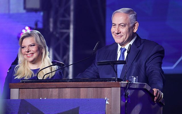 Le Premier ministre Benjamin Netanyahu et son épouse Sara lors des célébrations de victoire du Likud à Jérusalem, le 16 avril 2019. (Crédit : Hadas Parush/Flash90) Le Premier ministre Benjamin Netanyahu et son épouse Sara lors des célébrations de victoire du Likud à Jérusalem, le 16 avril 2019. (Crédit : Hadas Parush/Flash90)