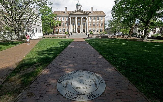 Illustration : le campus de l'Université de Caroline du Nord à Chapel Hill, aux États-Unis, en avril 2015. (Crédit : AP Photo/Gerry Broome, File) Illustration : le campus de l'Université de Caroline du Nord à Chapel Hill, aux États-Unis, en avril 2015. (Crédit : AP Photo/Gerry Broome, File)