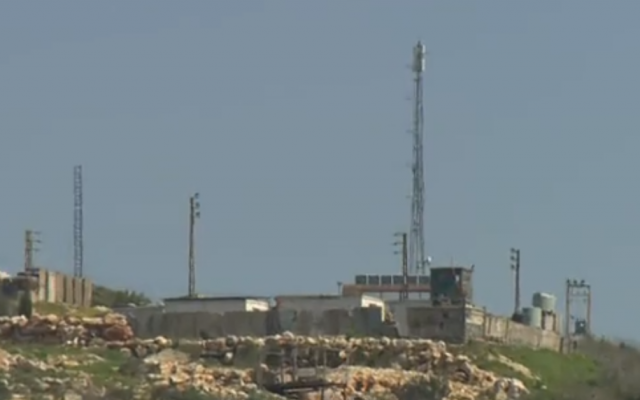 Une antenne placée par le groupe terroriste du Hezbollah dans le sud du Liban, début 2019 (Capture d'écran : Douzième chaîne) Une antenne placée par le groupe terroriste du Hezbollah dans le sud du Liban, début 2019 (Capture d'écran : Douzième chaîne)