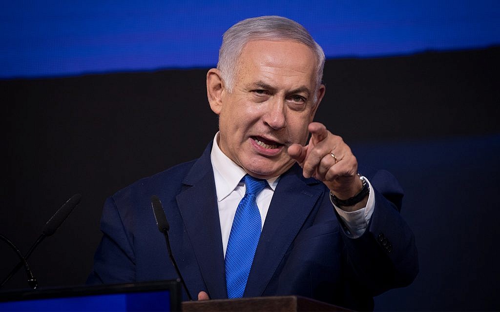 Le Premier ministre Benjamin Netanyahu s'adresse à ses sympathisants alors que les résultats des élections sont annoncés au siège du parti à Tel Aviv, aux premières heures du 10 avril 2019. (Yonatan Sindel/Flash90)