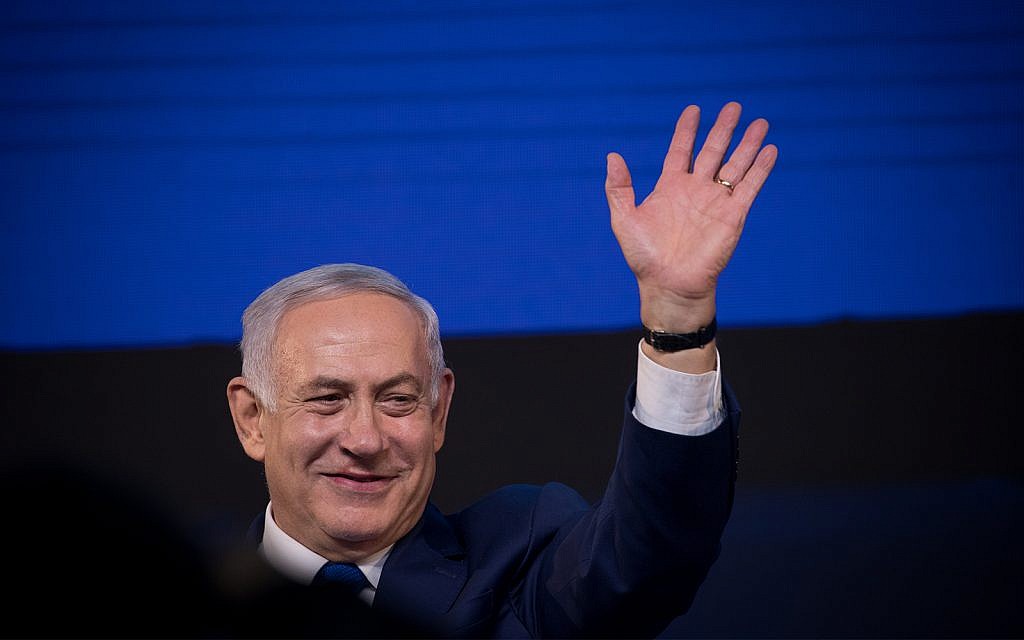 Le Premier ministre Benjamin Netanyahu s'adresse à ses sympathisants alors que les résultats des élections sont annoncés à Tel Aviv, le 9 avril 2019. (Yonatan Sindel/Flash90) Le Premier ministre Benjamin Netanyahu s'adresse à ses sympathisants alors que les résultats des élections sont annoncés à Tel Aviv, le 9 avril 2019. (Yonatan Sindel/Flash90)