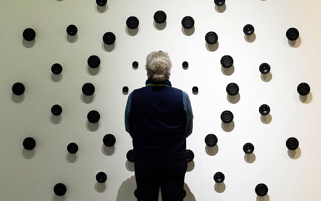 Un visiteur se tient devant une installation sonore de l'exposition avant durant la revue de presse avant l'ouverture du nouveau musée Bauhaus à Weimar, en Allemagne, le 4 avril 2019. (Crédit : AP Photo/Jens Meyer) Un visiteur se tient devant une installation sonore de l'exposition avant durant la revue de presse avant l'ouverture du nouveau musée Bauhaus à Weimar, en Allemagne, le 4 avril 2019. (Crédit : AP Photo/Jens Meyer)