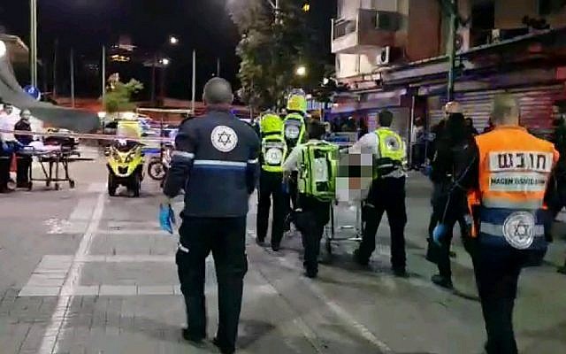 Les premiers secours sur les lieux d'un meurtre présumé dans le quartier Neve Shaanan de Tel Aviv, le 22 avril 2019 (Autorisation/Magen David Adom)
