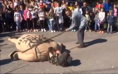 Un résident de la petite ville de Pruchnik dans le sud-est de la Pologne frappe une marionnette de Judah Iscariot avec un grand nez, des papillotes et un chapeau, le 19 avril 2019. (Copie d'écran : Twitter)