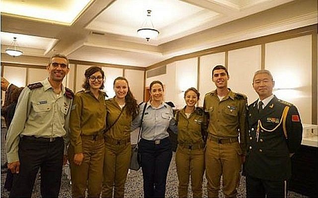 Le colonel Ala Abu Rukon, à l'extrême gauche, lors d'une réception à l'ambassade chinoise de Tel Aviv pour le 91ème anniversaire de l'armée de libération populaire de Chine, le 26 juillet 2018 (Crédit : Ambassade chinoise)