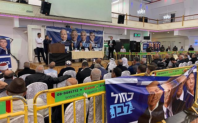 Moshe Ya’alon sur l'estrade durant un meeting de campagne de Kakhol lavan en présence de Moshe Yaalon à Tamra, le 3 avril 2019. (Crédit ; Adam Rasgon/Times of Israel)
