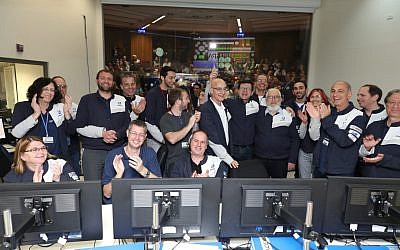 Les ingénieurs font la fête dans la salle de contrôle de Bereshit à Yehud, le 4 avril 2019, après avoir annoncé que l'attraction gravitationnelle de la lune a très probablement capturé avec succès la capsule spatiale Bereshit, la manœuvre la plus compliquée que le vaisseau spatial ait exécutée depuis son lancement. (Eliran Avital/Avec l'aimable autorisation de Bereshit)