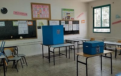 Bureau de vote à Iksal, une ville arabe près de Nazareth, le 9 avril 2019. (Adam Rasgon/Times of Israel)