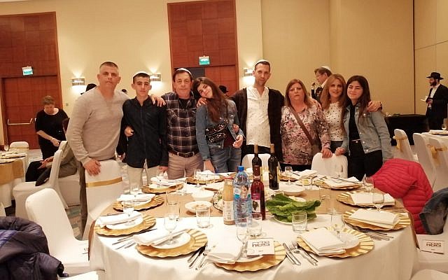 Les personnes réunies pour fêter le tout premier seder dans l'ancien ghetto de Varsovie depuis sa destruction en 1943 à l'hôtel Hilton, le 19 avril 2019 (Autorisation : Mouvement 'Habad de Varsovie)
