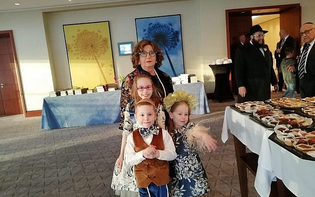 Des participants au tout premier Seder dans l'ancien ghetto de Varsovie depuis sa destruction, en 1943, à l'hôtel Hilton, le 19 avril 2019. (Autorisation : Mouvement Habad de Varsovie)