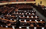 Les employés du parlement préparent la plénière pour l'ouverture de la 21ème Knesset, le 29 avril 2019 (Crédit : Noam Moscowitz/Knesset)