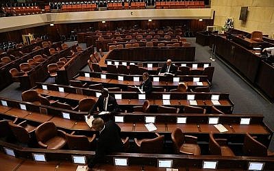 Les employés du parlement préparent la plénière pour l'ouverture de la 21ème Knesset, le 29 avril 2019 (Crédit : Noam Moscowitz/Knesset)