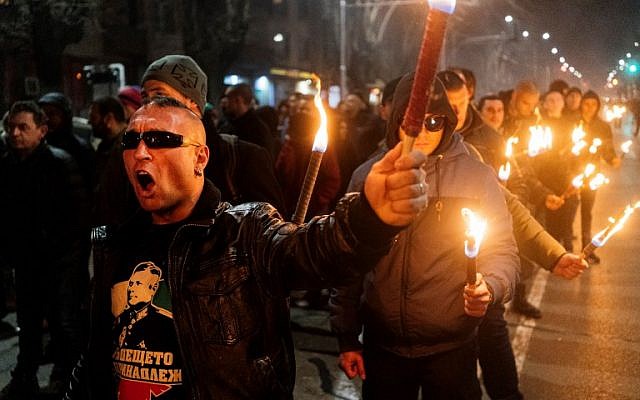 Des membres d'organisations nationalistes paradent avec des torches lors d'une manifestation pour commémorer le général et politicien bulgare Hristo Lukov, dans le centre de Sofia, le 16 février 2019. (Dimitar Dilkoff/AFP) Des membres d'organisations nationalistes paradent avec des torches lors d'une manifestation pour commémorer le général et politicien bulgare Hristo Lukov, dans le centre de Sofia, le 16 février 2019. (Dimitar Dilkoff/AFP)
