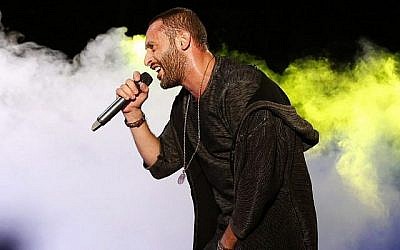 Le rappeur Tamer Nafar se produit sur scène lors d'un festival dans la ville arabe israélienne du nord de Sakhnin, le 23 octobre 2016. (Crédit : AHMAD GHARABLI/AFP)