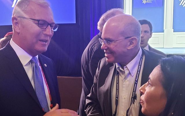 Le sénateur républicain Kevin Cramer, à gauche, parle avec Sigal Chattah, à droite, la présidente de l'antenne du Nevada du Réseau d'action civique israélo-américain, à la conférence annuelle de la coalition des Juifs républicains à Las Vegas, le 6 avril 2019. (Dillon Hosier) Le sénateur républicain Kevin Cramer, à gauche, parle avec Sigal Chattah, à droite, la présidente de l'antenne du Nevada du Réseau d'action civique israélo-américain, à la conférence annuelle de la coalition des Juifs républicains à Las Vegas, le 6 avril 2019. (Dillon Hosier)