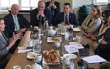 Nancy Pelosi, la président de la Chambre des Représentants des Etats-Unis, rencontre le chef du parti Travailliste Jeremy Corbyn, tout à droite, le dimanche 14 avril 2019. (Twitter)
