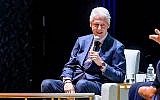 L'ancien président américain Bill Clinton sur la scène du Théâtre Beacon lors d'une intervention publique le 11 avril 2019 à New York City. (Roy Rochlin/Getty Images/AFP)